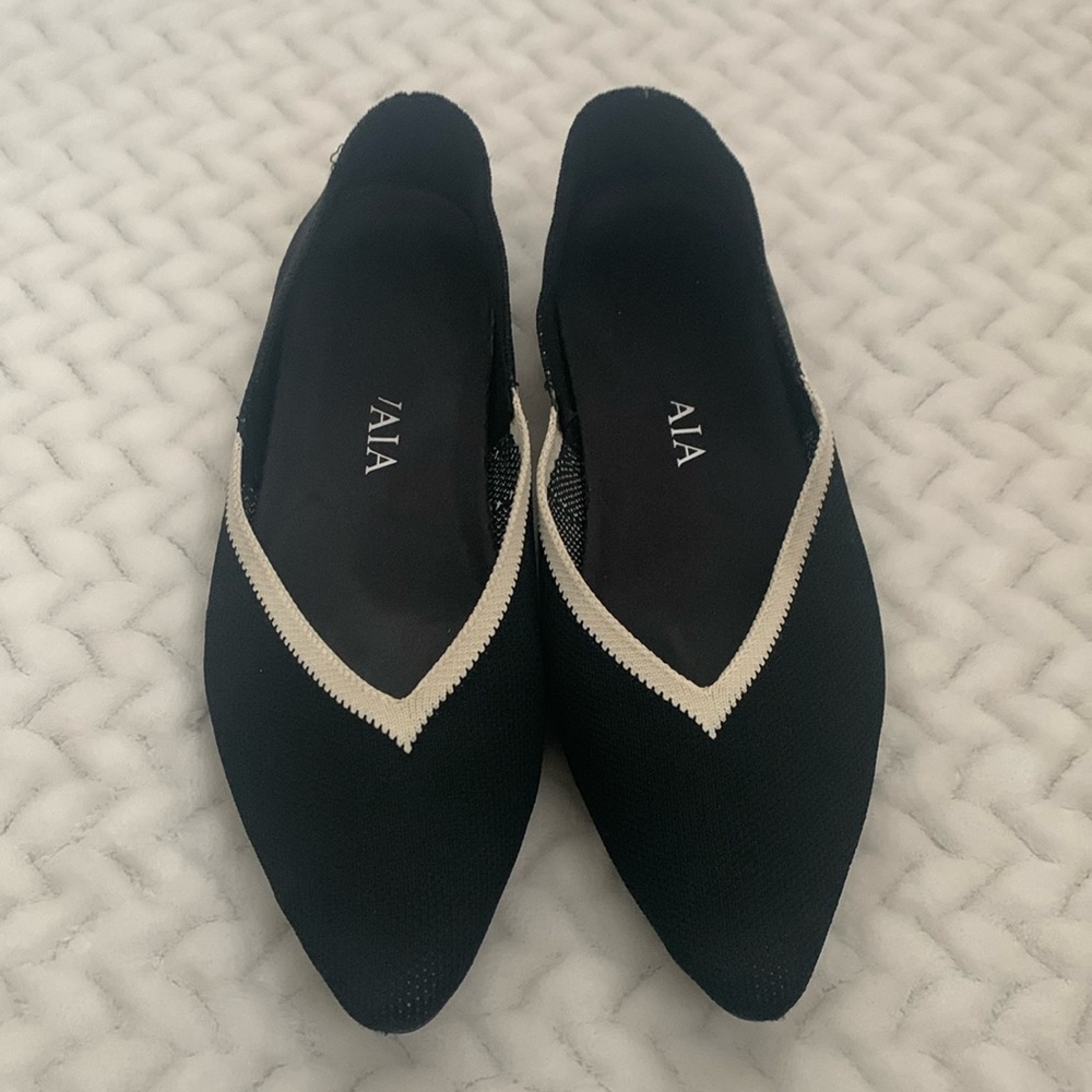 Black and ivory, Vivaia pointed flats. Knit washable fabric, good shape.